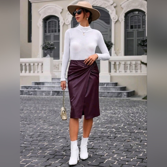 🌸NWOT🌸 Twist Front Retro PU Leather Pencil Skirt. Burgundy. Size: M - Picture 2 of 4